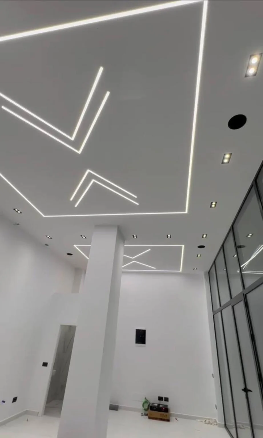 Linja LED · Ambient i brendshëm